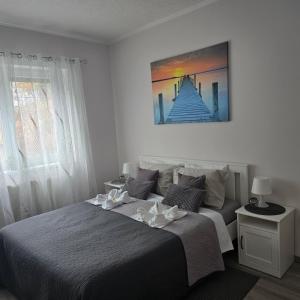 une chambre avec un lit avec un tableau sur le mur dans l'établissement White House Apartman Budapest, à Budapest