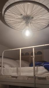 Ένα ή περισσότερα κρεβάτια σε δωμάτιο στο Colored Tiny House