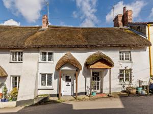 una antigua casa blanca con techo de paja en 1 Bed in Barnstaple 91612, en Bishops Tawton 9 fotos más