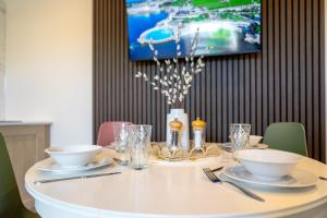 Μια τηλεόραση ή/και κέντρο ψυχαγωγίας στο Modern Plymouth Stay Near Barbican & City Centre Ideal Accommodation for Families, Contractors or Corporate