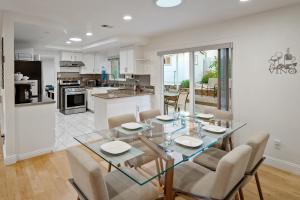 Un comedor y una cocina con una mesa de cristal y sillas. en Hawley Days, en Templeton