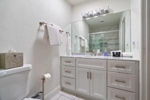 Un baño blanco con lavabo y espejo. en Hawley Days, en Templeton 38 fotos más