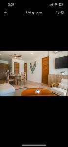 Playa Sur Paradise - Beachfront Living في سانتا كروز هواتولكو: غرفة معيشة بها أريكة وطاولة