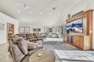 Ruang duduk di Redmore Lakefront Retreat on East Lake Okoboji