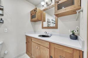 Dapur atau dapur kecil di Redmore Lakefront Retreat on East Lake Okoboji +53 gambar