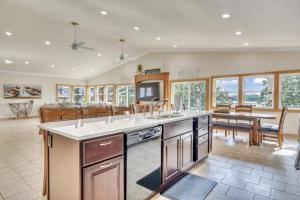 Dapur atau dapur kecil di Redmore Lakefront Retreat on East Lake Okoboji
