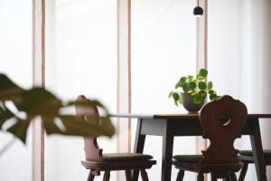 リフィアーノにあるFerienwohnung Kreuz Appartementのテーブル(椅子2脚付)と鉢植えのテーブル