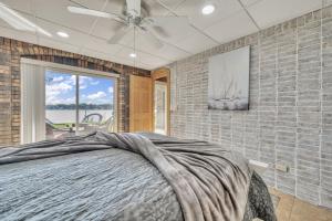 Katil atau katil-katil dalam bilik di Redmore Lakefront Retreat on East Lake Okoboji