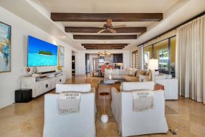 Μια τηλεόραση ή/και κέντρο ψυχαγωγίας στο Hacienda Beach Club, 5-Star, Beachfront, Sleeps 10