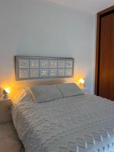 ein Schlafzimmer mit einem großen Bett mit zwei Lampen in der Unterkunft Mirador at Island Resort in Sitio de Calahonda + 31 Fotos