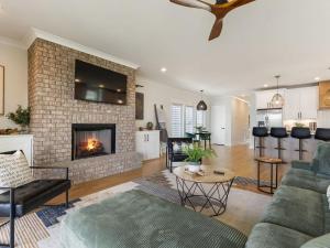 een woonkamer met een bank en een open haard bij Barefoot Dreams in Winchester