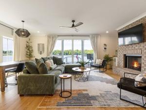 een woonkamer met een bank en een open haard bij Barefoot Dreams in Winchester