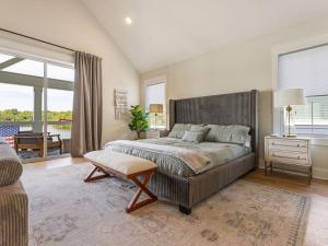 een slaapkamer met een groot bed en een groot raam bij Barefoot Dreams in Winchester +55 foto's