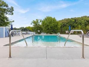 een zwembad met twee glijbanen in het midden bij Barefoot Dreams in Winchester