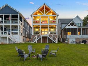 een groot huis met stoelen in de tuin bij Barefoot Dreams in Winchester