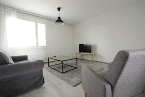 TV a/nebo společenská místnost v ubytování Central and Spacious Apartment for 3