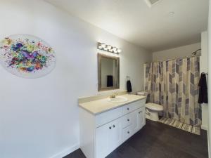 Un baño con lavabo, inodoro y espejo. en Silver Strike Condominiums Unit 1 Two Bedroom Two Bath, en Kellogg 25 fotos más