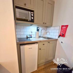 Dapur atau dapur kecil di The Distinguished Squirrel - Room 4 - New Forest +4 gambar