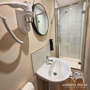 Bilik mandi di The Distinguished Squirrel - Room 4 - New Forest