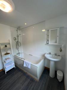 Ένα μπάνιο στο Caledonian House Apartment