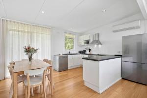 Kuchyň nebo kuchyňský kout v ubytování Prasino in Central Lorne + 13 fotografií