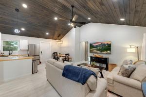 Η κουζίνα ή μικρή κουζίνα στο The White Lodge 4BDR Sleeps 8 with Fire Pit