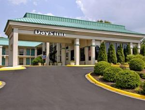 a building with a sign that reads days inn at Days Inn by Wyndham Hendersonville in Hendersonville