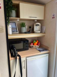 Kuchyň nebo kuchyňský kout v ubytování 2 Bedroom Caravan - Sleeps 6 - Parking Seaside