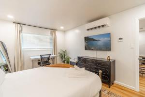 Ένα ή περισσότερα κρεβάτια σε δωμάτιο στο Designer Living Pet-Friendly UNR 2BR 1BA
