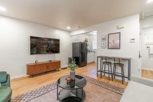 Η κουζίνα ή μικρή κουζίνα στο Designer Living Pet-Friendly UNR 2BR 1BA +10 φωτογραφίες
