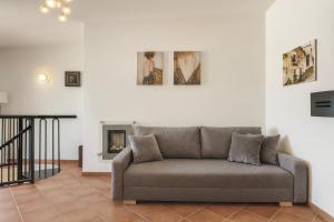 un salon avec un canapé et une cheminée dans l'établissement Scalea Apartments & Pool, à Scalea 8 autres photos