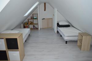 SaasenheimにあるJuste un rayon de soleil Maison 6 personnes Alsace Centrale Proche Europa-parkの屋根裏部屋 ベッド2台&階段付 +38枚の写真