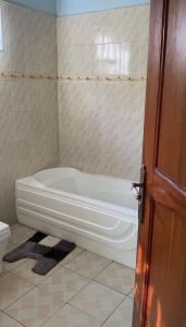 un bagno con vasca da bagno in una stanza di Paradise pathways lweza a Mutungo