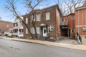 una casa de ladrillo en la esquina de una calle en Suite Jardin, en Quebec