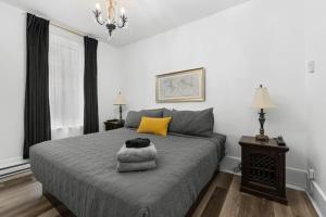 1 dormitorio con cama con almohada de perro en Suite Jardin, en Quebec