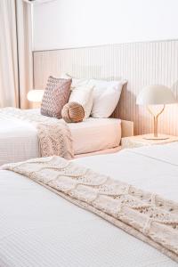 サンファンにあるCabaña Lanaī at The Beach New! 3mn from Airportの寝室に並んで置かれた2つのベッド