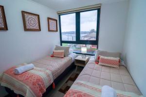Postel nebo postele na pokoji v ubytování HOM I Vista Parcial al lago 2D2B