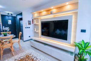 TV a/nebo společenská místnost v ubytování HOM I Vista Parcial al lago 2D2B