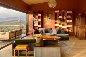 un soggiorno con un divano e un tavolo di Lenza Barn Villa by Boutique Scenic Corsica a Viagenti