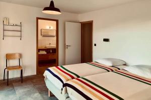 una camera da letto con un letto e un bagno con un lavandino di Lenza Barn Villa by Boutique Scenic Corsica a Viagenti