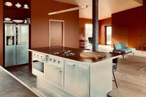 una cucina con isola e piano di lavoro di Lenza Barn Villa by Boutique Scenic Corsica a Viagenti