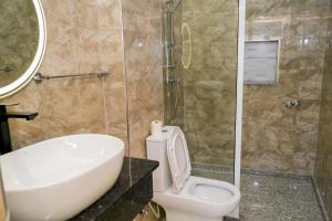 een badkamer met toilet, wastafel en douche bij Vista Tarrafal Guest House in Porto Novo +23 foto's