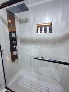 Bilik mandi di Romántica Suite entre tules