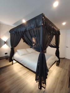 Katil atau katil-katil dalam bilik di Romántica Suite entre tules +3 gambar