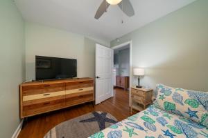 Una sala de estar con un sofá y un televisor de pantalla plana. en 1905 Bohicket Marina, en Seabrook Island