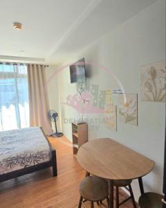 Un dormitorio con una cama y una mesa con sillas. en Megatower 3 5f29 Baguio Condo by Dei Gratia, en Baguio