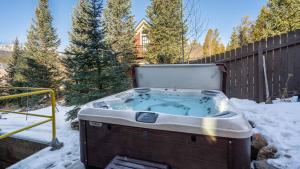 een hot tub in de sneeuw in een tuin bij Great Raven Grande in Breckenridge