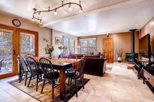 een eetkamer met een tafel en stoelen bij Great Raven Grande in Breckenridge