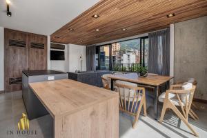 une cuisine et un salon avec une table et des chaises dans l'établissement Morph 1002 - Luxe apt in Poblado/AC/BBQ, à El Poblado