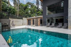 une piscine au milieu d'une maison dans l'établissement Morph 1002 - Luxe apt in Poblado/AC/BBQ, à El Poblado